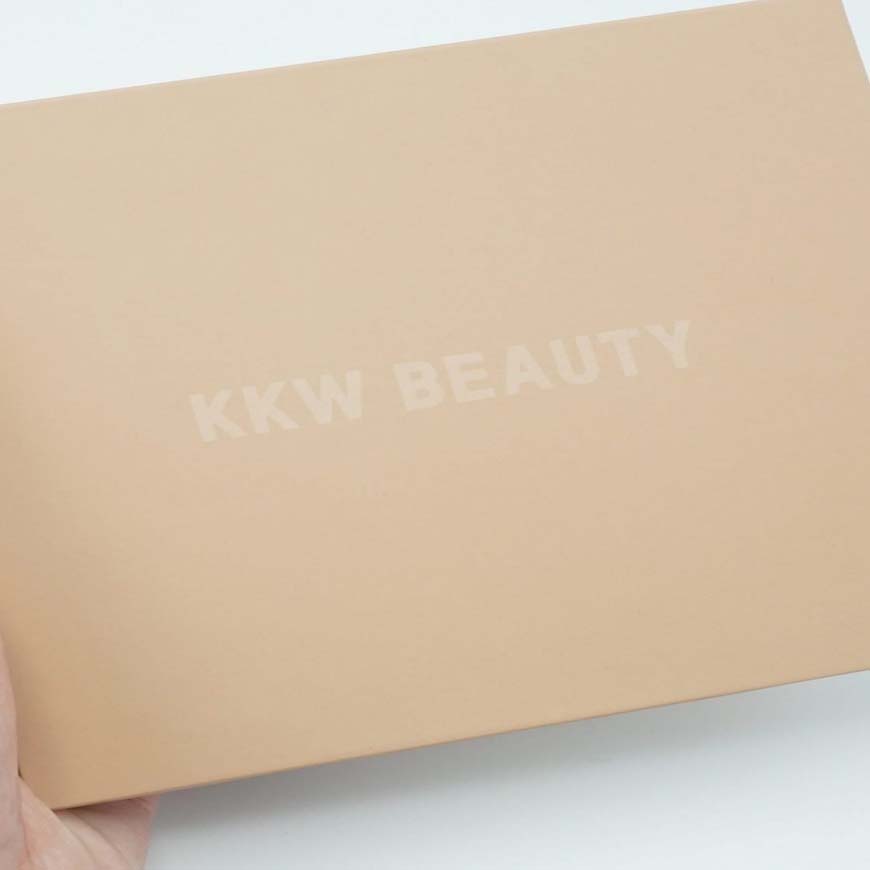 Hoe te contouren en markeren met de 4-Pan KKW Beauty Powder Contour Kit