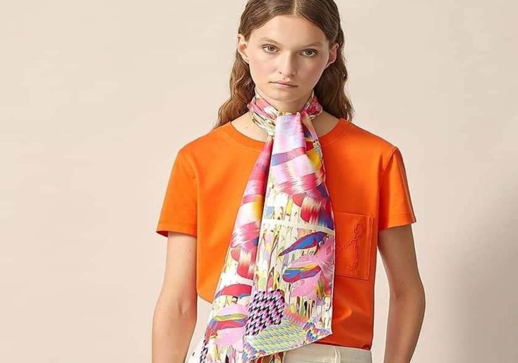Hermès Silk Twilly: Een stijlvol en veelzijdig accessoire voor elke garderobe